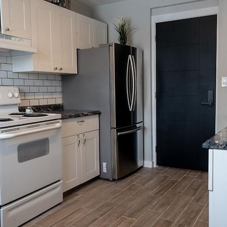 One Bedroom Condo Near Whyte Ave Close To University Edmonton Luaran gambar