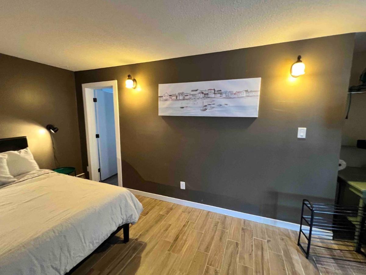 One Bedroom Condo Near Whyte Ave Close To University Edmonton Luaran gambar