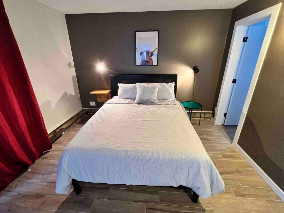 One Bedroom Condo Near Whyte Ave Close To University Edmonton Luaran gambar